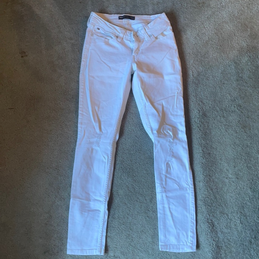 White Levi Skinny Jeans. Distress knees